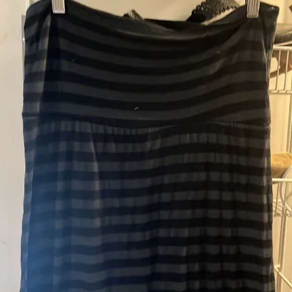 Gray and black maxi skirt 🖤🤍 - Picture 2 of 3